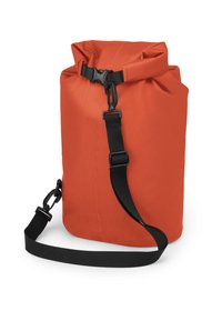 Borsa impermeabile arancione a roll-top realizzata in materiale testurizzato, dotata di una tracolla nera regolabile e di una chiusura a clip resistente.