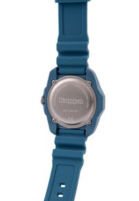 Blå silikonarmbandsur med en baksida av rostfritt stål, med vattentålighet, graverad med varumärke och hexagonal kasedesign.