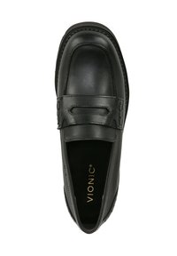Mocassino in pelle nera con finitura liscia, dettagli cuciti e una fascetta decorativa sulla parte superiore. Le sole interne presentano il logo del marchio.