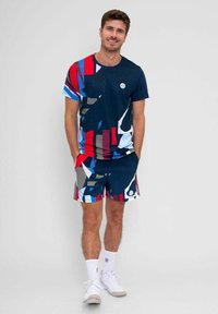 BIDI BADU NEW YORK - Pantalón corto de deporte - dunkelblau rot blau