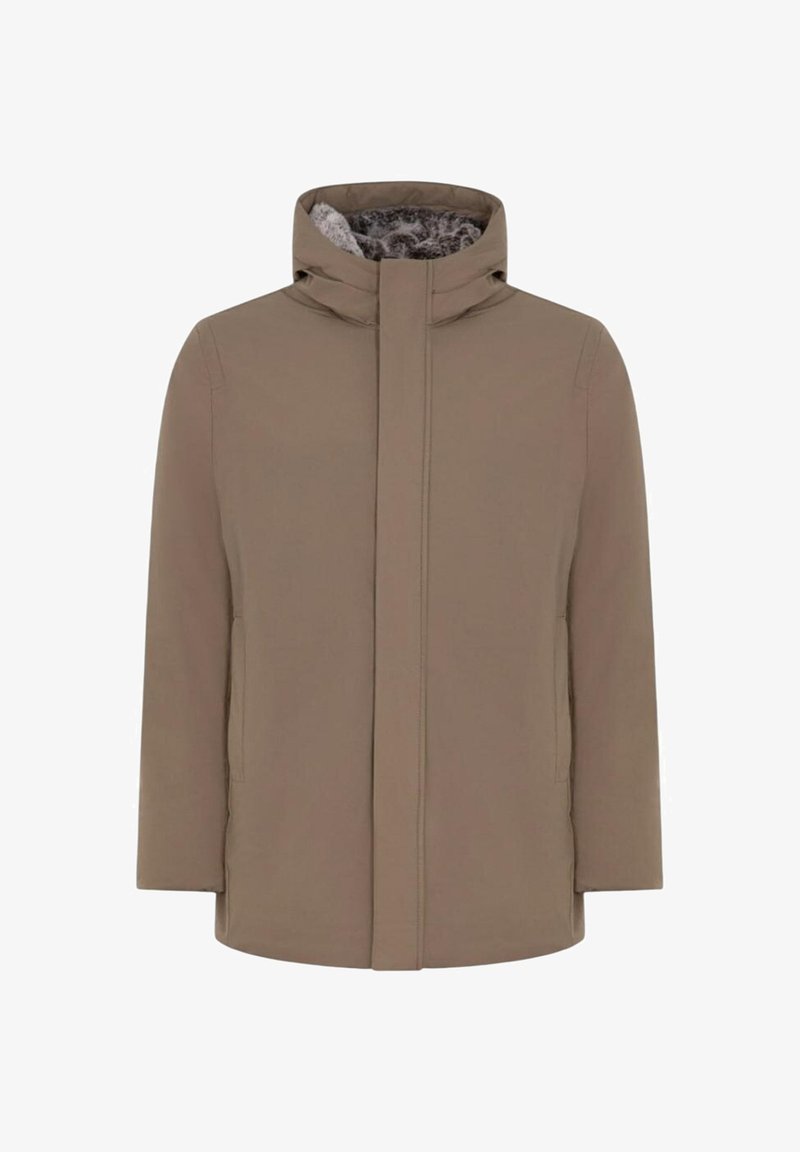 Giacca marrone chiaro con collo alto, dotata di una fodera interna morbida al tatto, tasche laterali e silhouette dritta.