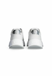Sneaker bianche con tomaia testurizzata, dotate di accenti argentati sul tallone e di una suola grigia spessa e ammortizzata per comfort e supporto.