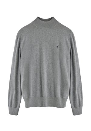 Maglione grigio lavorato a maglia con colletto alto, maniche lunghe e dettagli a coste. Presenta un piccolo logo scuro sul lato sinistro del petto. Texture morbida.