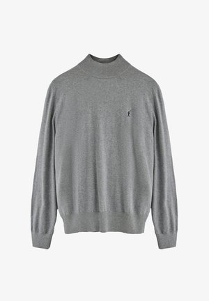 Grijze gebreide trui met een hoge kraag, lange mouwen en geribbelde accenten. Bevat een klein donker logo aan de linkerkant van de borst. Zachte textuur.