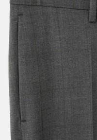 Pantalones a cuadros grises hechos de tela texturizada. Presentan un patrón sutil con un corte entallado y bolsillos estándar.