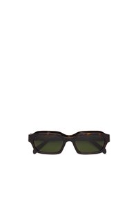 Ochelari de soare din material tartan, cu rame dreptunghiulare, lentile verzi și brațe groase. Prezintă un design unghiular distinctiv.