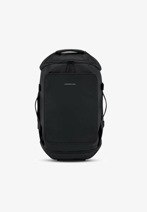 Černý batoh obdélníkového tvaru, vyrobený z odolné tkaniny, s polstrovanými popruhy na ramena a dvojitými zipy. Na přední straně se vyznačuje minimálním brandingem.