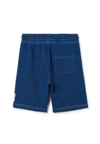 Blauwe katoenen shorts met een elastische waistband, een enkele achterzak en contrasterende witte stiksels langs de zoom en de zak.