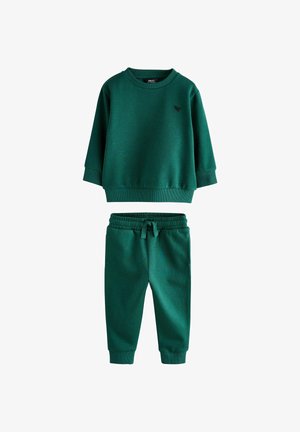 Set format din bluză verde și pantalon de trening din material moale. Bluza are guler rotund și mâneci lungi; pantalonii de trening au talie și manșete elastice.