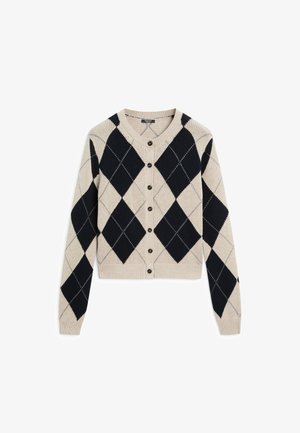 Beige vest met zwart argyle ruitpatroon, ronde hals en knoopsluiting aan de voorkant, plat neergelegd op een witte achtergrond.