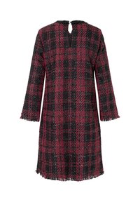 Schwarzes und rotes kariertes Kleid mit lockerer Passform, Dreiviertelärmel, einem Schlüsselloch im Rücken und fransigem Saum. Gewebte Textur.