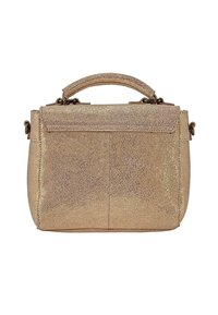 Borsa a tracolla in pelle beige con texture, manico superiore, chiusura a patta e dettagli metallici, isolata su uno sfondo bianco.