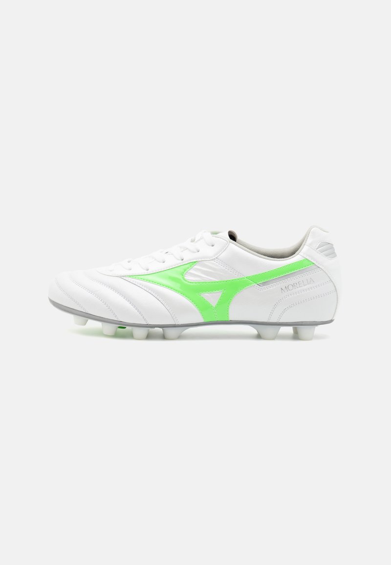 Witte voetbalschoenen met een glad leren bovenwerk, groene accenten en een geribbeld ontwerp; beschikt over zes conische noppen voor grip.