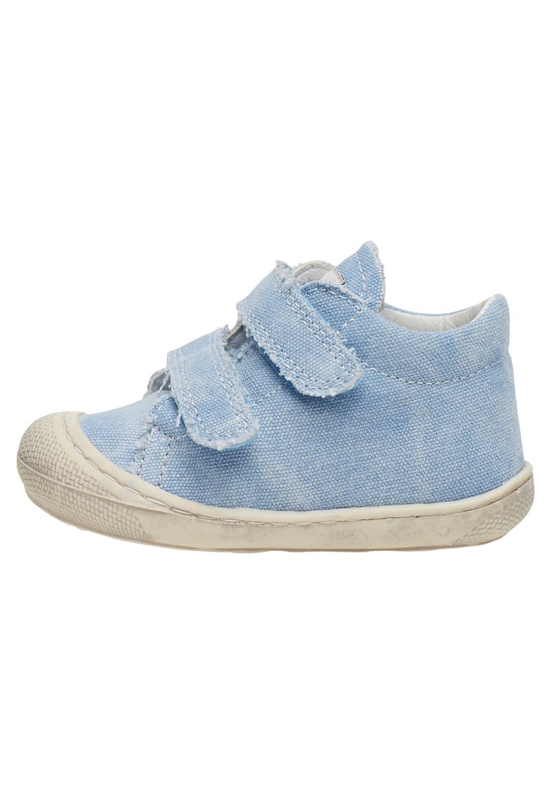 Sneaker in tela blu chiaro con due cinturini a strappo, suola in gomma bianca, punta rotonda e tessuto testurizzato per una facile regolazione.