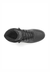 Schwarze hochhackige Sneaker aus Leder mit strukturierten Oberflächen, runden Schnürsenkeln, einem gepolsterten Schaft und perforierten Details an der Zehenkappe.