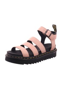 Sandalo in pelle rosa con tre ampie cinghie, una cinghia alla caviglia con fibbia, suola spessa in gomma nera e dettagli di cucitura gialla.