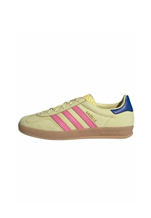 GAZELLE INDOOR - Zapatillas - powder yellow   lucid pink   royal blue