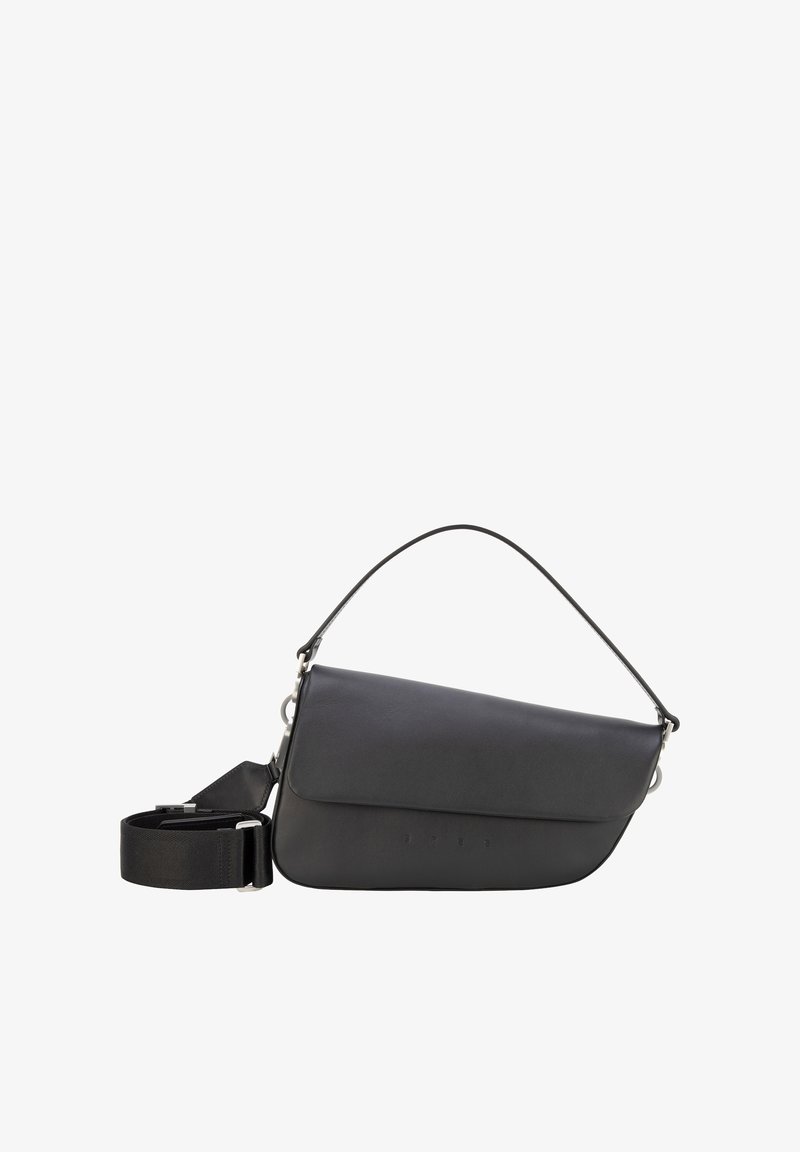 Bolso de mano de cuero negro con textura suave, diseño angular y correa desmontable. Cuenta con un cierre de solapa y un sutil detalle en relieve.