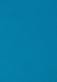 Tessuto blu solido con una trama sottile visibile e leggere variazioni di luce.