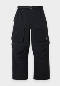 Μαύρο cargo παντελόνι τύπου καμπριολέ με πολλές τσέπες με καπάκι, ρυθμιζόμενο ζώνη και αποσπώμενα μπατζάκια για πολλαπλές χρήσεις.