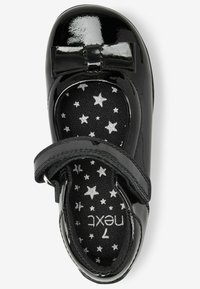 Schwarzer Lacklederschuh mit einer Schleifenakzent, ausgestattet mit einer sternenmusterierten Innensohle und einem Klettverschluss für einen sicheren Halt. Rundes Zehendesign.