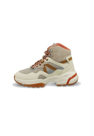 Beige und graue High-Top-Sneaker mit orangefarbenen Akzenten. Verfügt über ein strukturiertes Obermaterial aus Wildleder, kontrastierende Schnürsenkel und eine robuste Gummisohle.