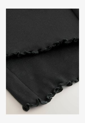 Zwarte stof met een zachte textuur, voorzien van gerimpelde randen langs de zoom. Het materiaal is glad, met een uniforme donkere kleur doorheen.
