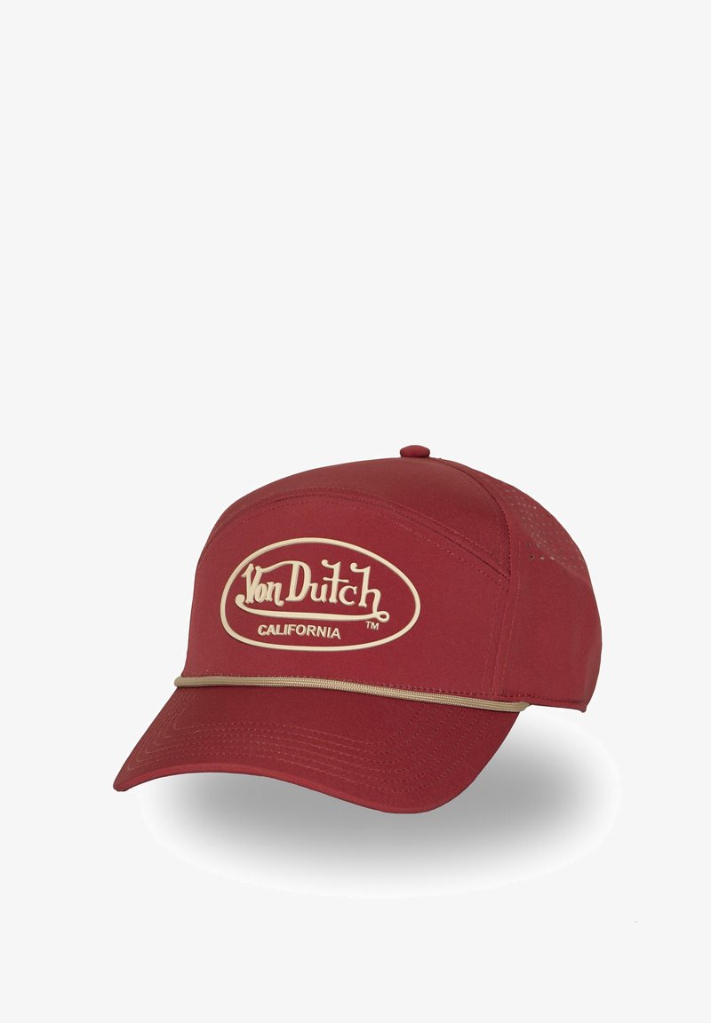 Casquette rouge à visière arrondie, en tissu. Présente un logo beige indiquant "Von Dutch CALIFORNIA." Accents en maille sur les côtés.
