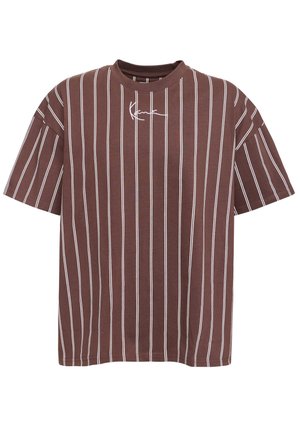 Brązowy krótki T-shirt z białymi pionowymi paskami oraz małym białym haftowanym podpisem pod linią karku.