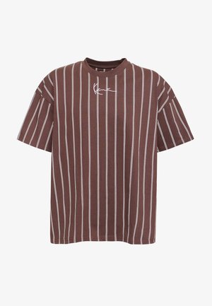 T-shirt marron à manches courtes avec des rayures verticales blanches et une petite signature blanche brodée sous l'encolure.