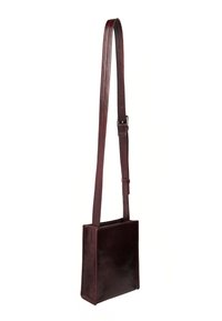 Burgunderfarvet læder crossbody taske med rektangulær form, justerbar rem, glat overflade, rene linjer og minimal hardware.