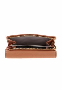 Portefeuille en cuir marron avec fermeture éclair dorée ouverte, montrant des compartiments vides et des emplacements pour cartes à l'intérieur.