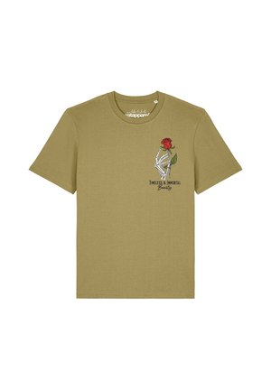 Olivgrünes T-Shirt mit kurzen Ärmeln, einer kleinen Grafik einer Skelett-Hand, die eine rote Rose hält, und dem Text "Timeless & Immortal Beauty" auf der Brust.