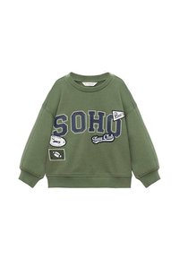 Zelena otroška pulover s kapuco z napisi "SOHO" in nalepkami, ki pravijo "Najboljši", "Mali klub" in "New York".