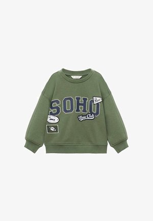Vihreä lasten huppari, jossa on "SOHO" -kirjoitus ja tikkaukset, joissa lukee "Paras", "Pieni Klubi" ja "New York".
