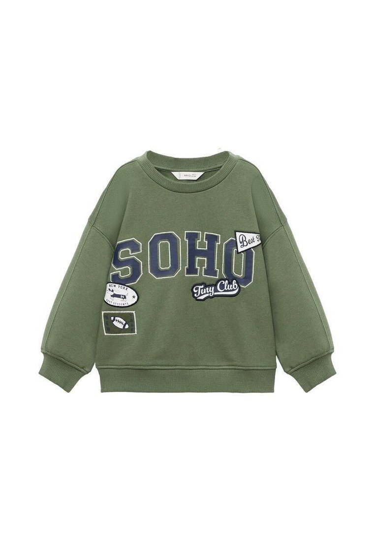 Zelena otroška pulover s kapuco z napisi "SOHO" in nalepkami, ki pravijo "Najboljši", "Mali klub" in "New York".