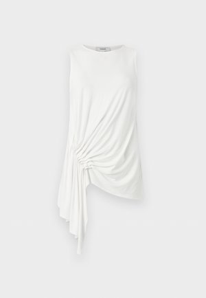 Λευκή αμάνικη μπλούζα με ασύμμετρο τελείωμα και μαζεμένη ρευστή λεπτομέρεια στη μία πλευρά, από ελαφρύ ύφασμα.