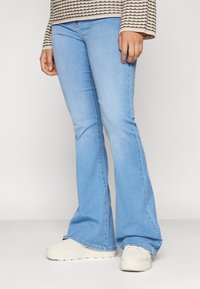 ONLY ONLREESE RETRO - Jeans a zampa - light blue denim