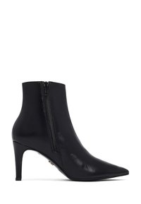 Zwart leren enkellaars met spitse neus, zijrits en slanke hoge hak.