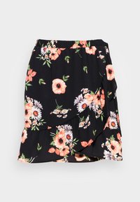 Saia preta com flores, apresentando uma bainha com volantes, com padrões de flores laranja e brancas, e uma cintura elástica para um ajuste ajustável.
