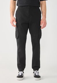Zwarte cargobroek met twee zijzakken en elastische boorden. Gemaakt van duurzaam stof, met een rechte pijpdesign en een gladde textuur.
