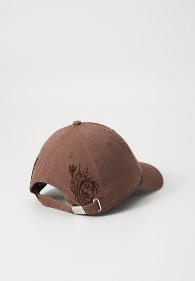 Casquette de baseball en coton marron avec un design floral brodé. Elle dispose d'un bord courbé, d'une sangle ajustable et d'œillets de ventilation.