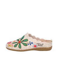 Zuecos de lana con una parte superior de fieltro color canela, patrones florales bordados a mano en verde, rojo y azul, y una suela de corcho con goma para agarre y comodidad.