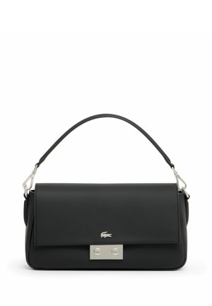 Bolso de hombro negro de cuero con cierre plateado y pequeño logo de cocodrilo en la solapa frontal y una sola correa para el asa.