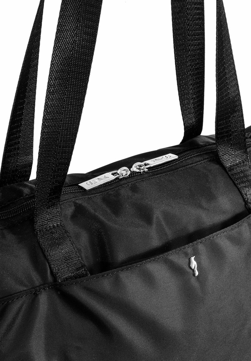 Zwarte nylon totebag met dubbele geweven handvatten, ritssluiting en een klein metallic logo. Beschikt over een gladde textuur en een eenvoudig ontwerp.