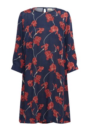 Blomstret kjole i navy stof med røde blomster og grønne stængler. Designet inkluderer 3/4-ærmer og en rund halsudskæring med en lille åbning bagpå.