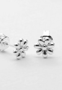 Silberne Ohrringe mit floralem Design und strukturierten Blütenblättern, mit einer polierten Oberfläche und einem klassischen Schmetterlingsverschluss.