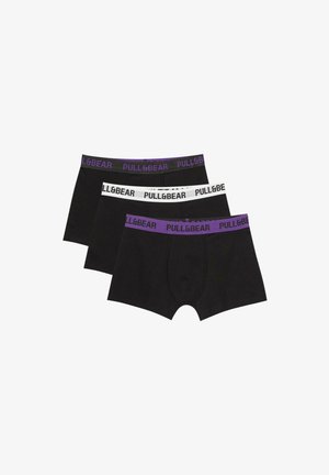 Drei schwarze Herren-Boxershorts mit elastischen Taillenbündchen, zwei lila und eine weiße, jeweils mit dem "PULL&BEAR"-Logo.
