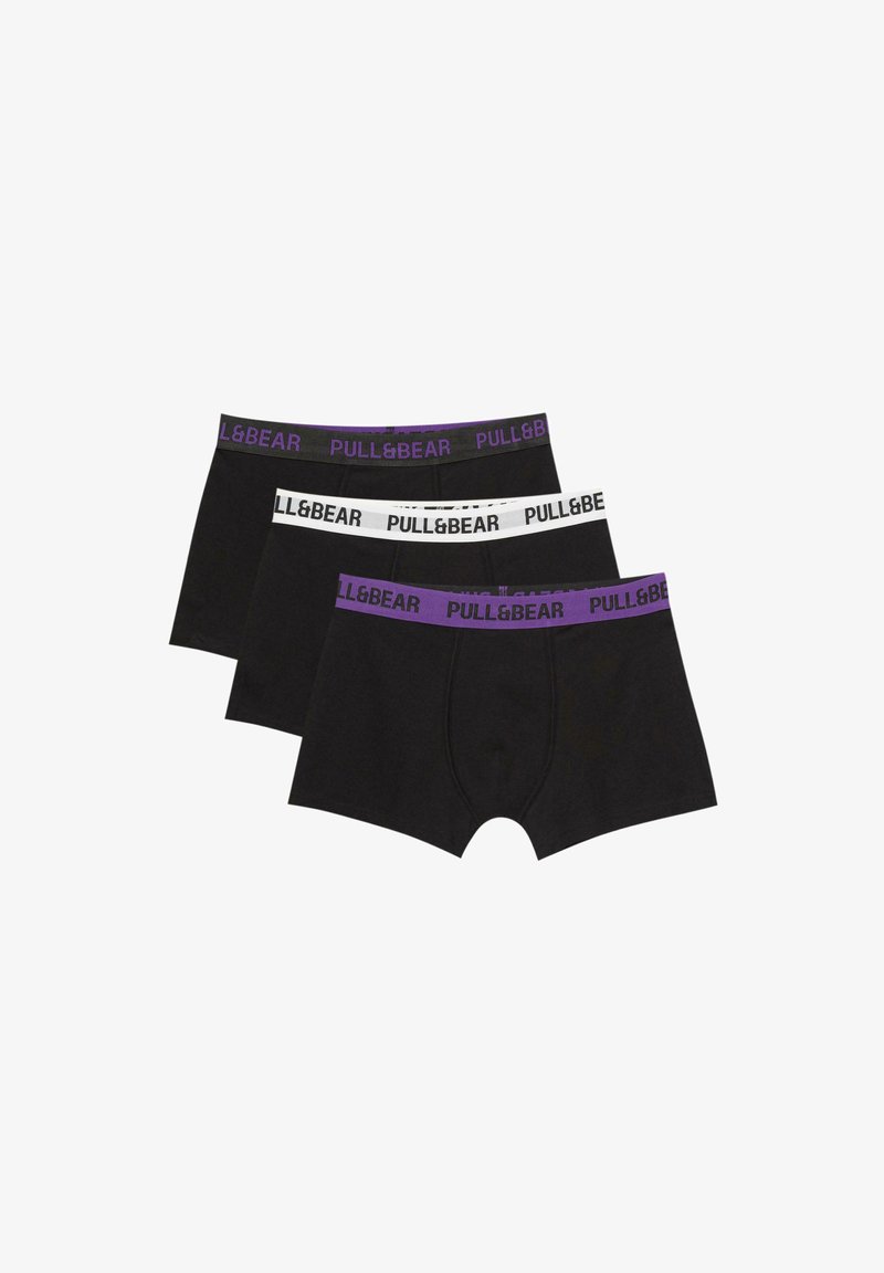 Drie zwarte boxershorts voor mannen met elastische taillebanden, twee paar in paars en één in wit, elk voorzien van het "PULL&BEAR" logo.