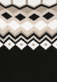 Strickpullover mit einem geometrischen Muster in Beige, Weiß und Schwarz, mit einer strukturierten Oberfläche und kontrastierenden horizontalen Streifen.